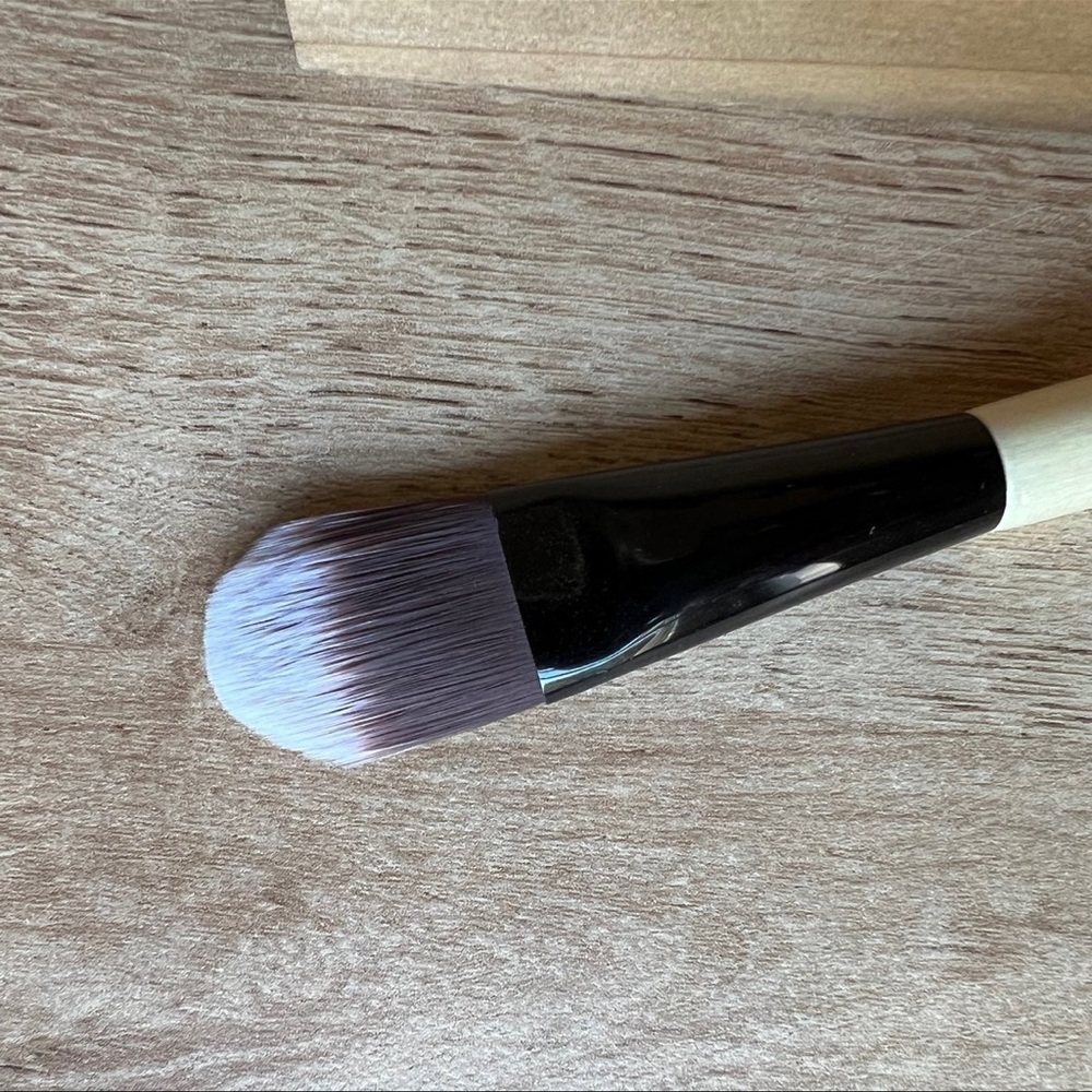 Bobbi Brown Foundation Brush  ~New~ - Picture 4 of 11